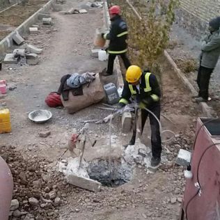 آتش نشانی نیشابور - نجاتگران آتش نشان مقنی جوان را از زیر آوار درون چاه نجات دادند