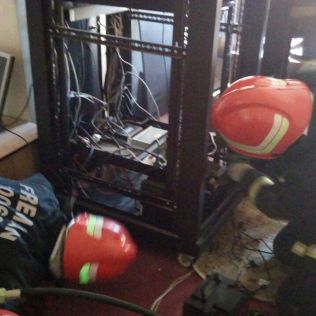 آتش نشانی نیشابور - اتصال برق موجب آتش سوزی در دفتر یک شرکت خصوصی شد