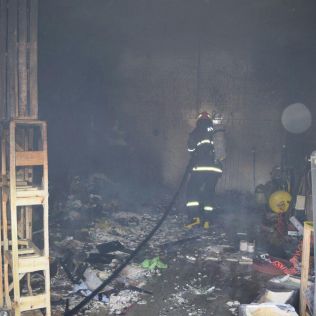 آتش نشانی نیشابور - بی احتیاطی موجب آتش سوزی در کارگاه تولید مبل شد