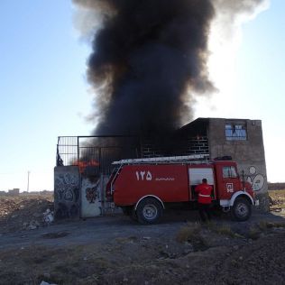 آتش نشانی نیشابور - آتش سوزی در یک انبار ضایعات توسط آتش نشانان مهار شد