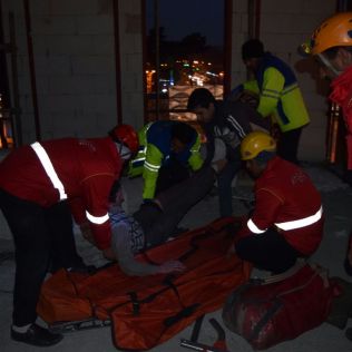 آتش نشانی نیشابور - سقوط کارگر ساختمانی حادثه ساز شد