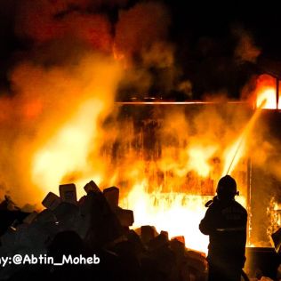 آتش نشانی نیشابور - آتش سوزی در انبار ضایعات توسط آتش نشانان مهار شد