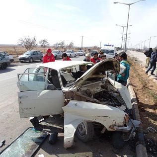 آتش نشانی نیشابور - برخورد پیکان با تیر چراغ برق در بلوار شهید شوشتری