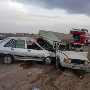 آتش نشانی نیشابور - تصادف وانت پیکان و پراید موجب آتش سوزی شد