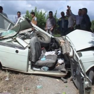 آتش نشانی نیشابور - نجات راننده خودرو وانت پیکان از درون خودرو واژگون شده