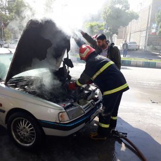 آتش نشانی نیشابور - آتش سوزی پژو 405 توسط آتش نشانان مهار شد