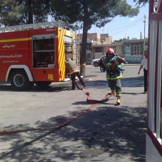 آتش نشانی نیشابور - آتش سوزی ضایعات فوم در یک کارخانه صنعتی