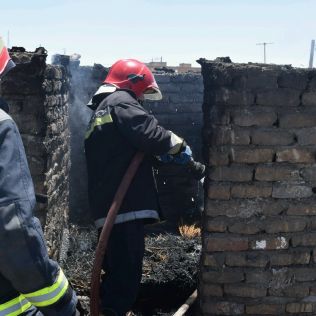 آتش نشانی نیشابور - بی احتیاطی هنگام ایزوگام موجب آتش سوزی شد