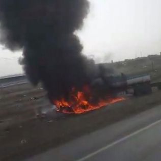 آتش نشانی نیشابور - خارج شدن تانکر سوخت از جاده موجب آتش سوزی شد