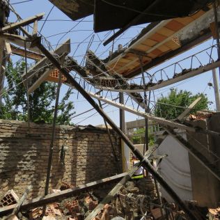 آتش نشانی نیشابور - بی احتیاطی و کار غیر اصولی موجب فرو ریختن سقف در حال ساخت شد