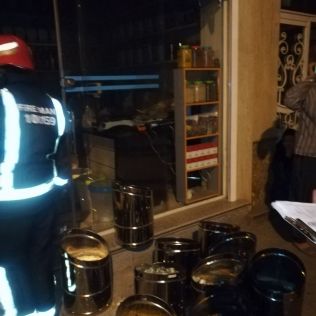 آتش نشانی نیشابور - آتش سوزی سوپر مارکت توسط آتش نشانان مهار شد