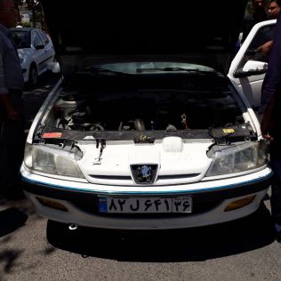 آتش نشانی نیشابور - راننده اتوبوس آتش سوزی پژو پارس را خاموش کرد