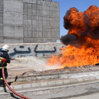 آتش نشانی نیشابور - آتش نشانان با انجام مانور عملیاتی اطفای حریق و امداد و نجات آمادگی خود را به نمایش گذاشتند
