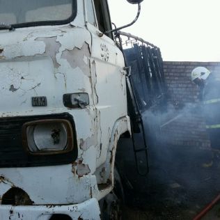 آتش نشانی نیشابور - کامیونت خاور طعمه آتش شد