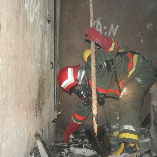 آتش نشانی نیشابور - سماور برقی باعث آتش سوزی در کانکس نگهبانی شرکت اگزوز شد