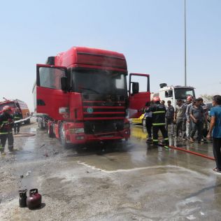 آتش نشانی نیشابور - با تلاش آتش نشانان  آتش سوزی یک تریلر حامل گرانول پلاستیک در لحظات اولیه مهار شد