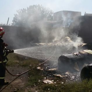 آتش نشانی نیشابور - بی احتیاطی و انبار غیر اصولی موجب آتش سوزی گسترده شد