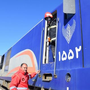 آتش نشانی نیشابور - آتش سوزی دیزل قطار مسافر بری توسط آتش نشانان مهار شد