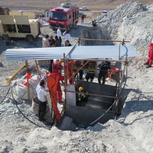 آتش نشانی نیشابور - نجات دو کارگر معدن در عمق 15 متری زمین