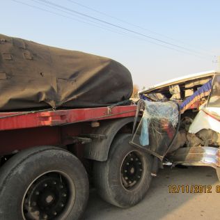 آتش نشانی نیشابور - تصادف مینی بوس با تریلر سه نفر مصدوم بر جای گذاشت