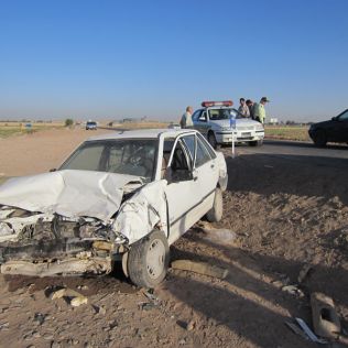 آتش نشانی نیشابور - ترکیدن لاستیک پراید باعث برخورد آن با گارد ریل شد