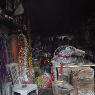 آتش نشانی نیشابور - آتش سوزی مغازه لوازم جشن تولد مهار شد