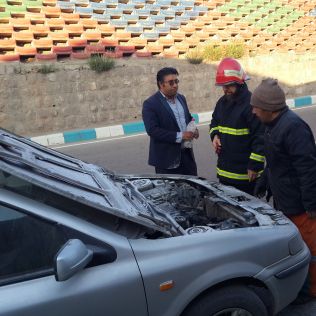 آتش نشانی نیشابور - راننده تاکسی همیار آتش نشان آتش سوزی خودرو سمند را مهار کرد