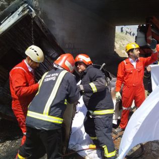 آتش نشانی نیشابور - مرگ دلخراش 4 سرنشین پیکان وانت در میان شعله های آتش