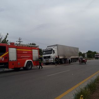 آتش نشانی نیشابور - آتش سوزی تریلر حامل اسید سولفوریک مهار شد