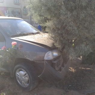 آتش نشانی نیشابور - برخورد خودرو پراید با درخت باعث آتش سوزی شد