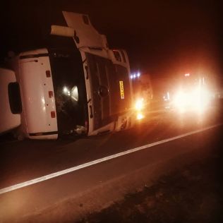 آتش نشانی نیشابور - واژگونی تریلر حمل سوخت در 8 کیلومتری نیشابور