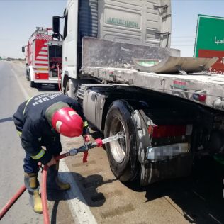 آتش نشانی نیشابور - آتش سوزی لاستیکهای تریلی