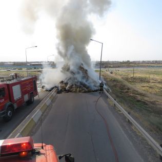 آتش نشانی نیشابور - آتش سوزی تریلر حامل پرس کاه بر روی پل دولت آباد