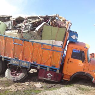 آتش نشانی نیشابور - برخورد وانت پیکان با تیر چراغ برق و واژگونی کامیون