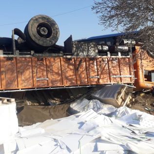 آتش نشانی نیشابور - واژگونی کامیون حادثه سازشد  