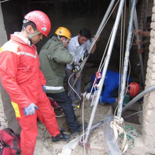 آتش نشانی نیشابور - گاز چاه جان مقنی را گرفت