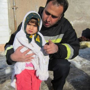 آتش نشانی نیشابور - بازی دختر دو ساله با درب کابینت حادثه ساز شد