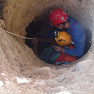 آتش نشانی نیشابور - نجات از داخل چاه فاضلاب