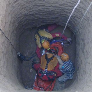 آتش نشانی نیشابور - بی احتیاطی باعث سقوط مقنی به داخل چاه شد