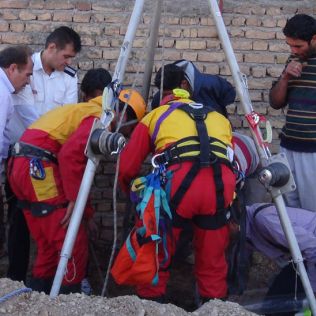 آتش نشانی نیشابور - نجات مقنی از درون چاه