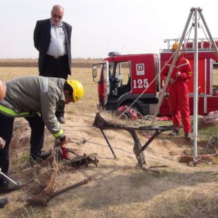 آتش نشانی نیشابور - خارج کردن موتور سرقتی از داخل چاه