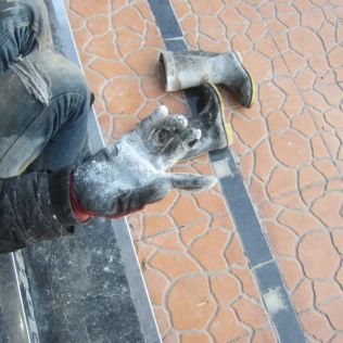 آتش نشانی نیشابور - نجات دست کارگر از داخل دستگاه کف صاب