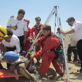 آتش نشانی نیشابور - نجات مقنی مصدوم از درون چاه 50 متری