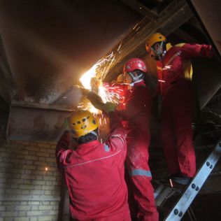 آتش نشانی نیشابور - نجات پای کارگر از درون دستگاه خوراک دام