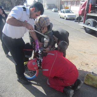 آتش نشانی نیشابور - گزارش تصویری از نجات پای یک کودک 4 ساله