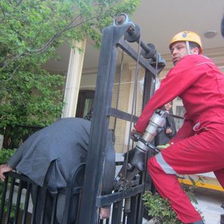 آتش نشانی نیشابور - استفاده از بالابر در منزل مسکونی حادثه ساز شد