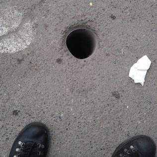 آتش نشانی نیشابور - نجات پای دختر دانش آموز از درون لوله فاضلاب