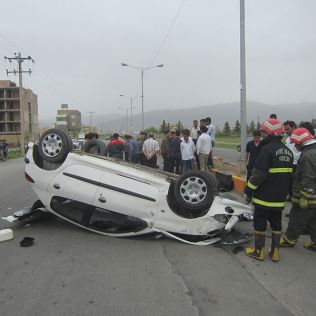 آتش نشانی نیشابور - عملیات احتیاط حریق پس از واژگونی خودرو سواری