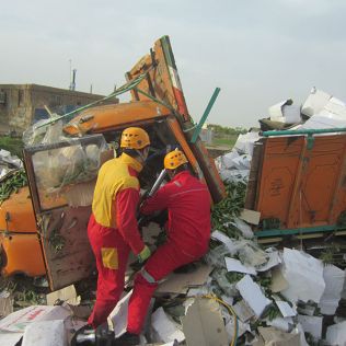 آتش نشانی نیشابور - خواب جان راننده کامیون را گرفت
