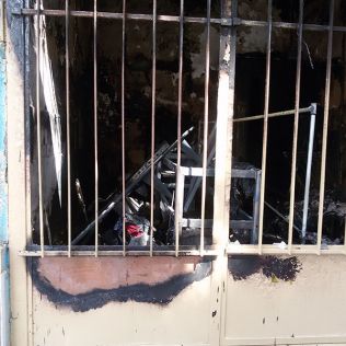 آتش نشانی نیشابور - شعله های آتش کارگاه خیاطی را به کام خود کشید